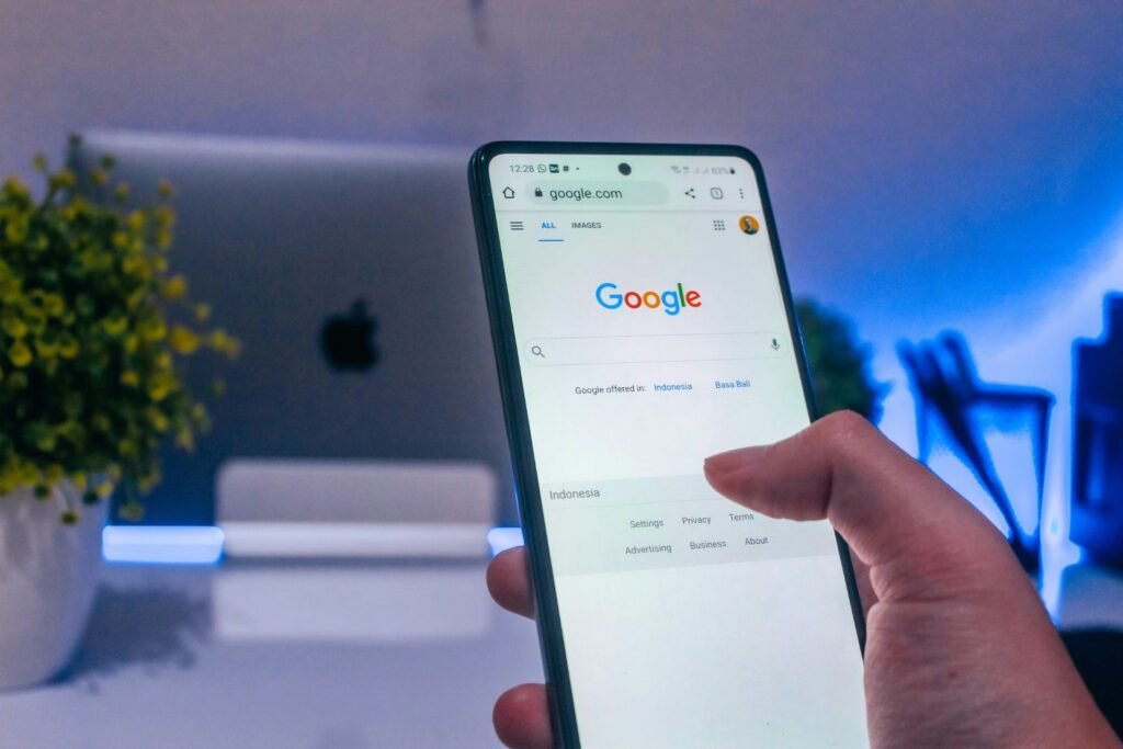 Busca no Google em smartphone, plataforma usada em campanhas de tráfego pago para recrutar motoristas de caminhão